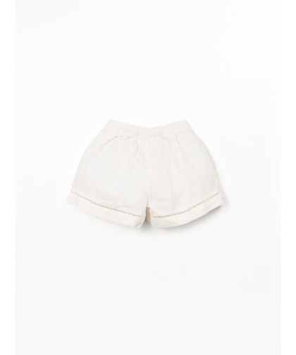 Calção de linho com pormenor de renda