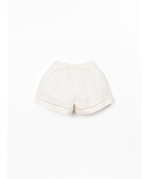 Calção de linho com pormenor de renda